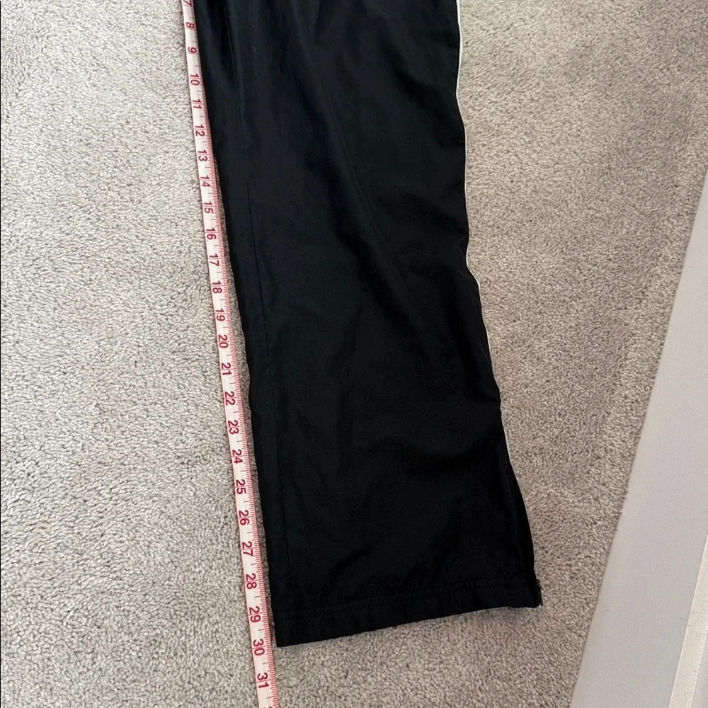 Women’s Underarmour loose fit mesh lined black/white athletic pants size M